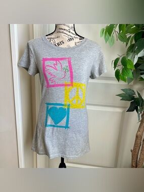 Mandee Y2K Peace Love Slim Fit Short Sleeve Graphic Top Gray Sz L